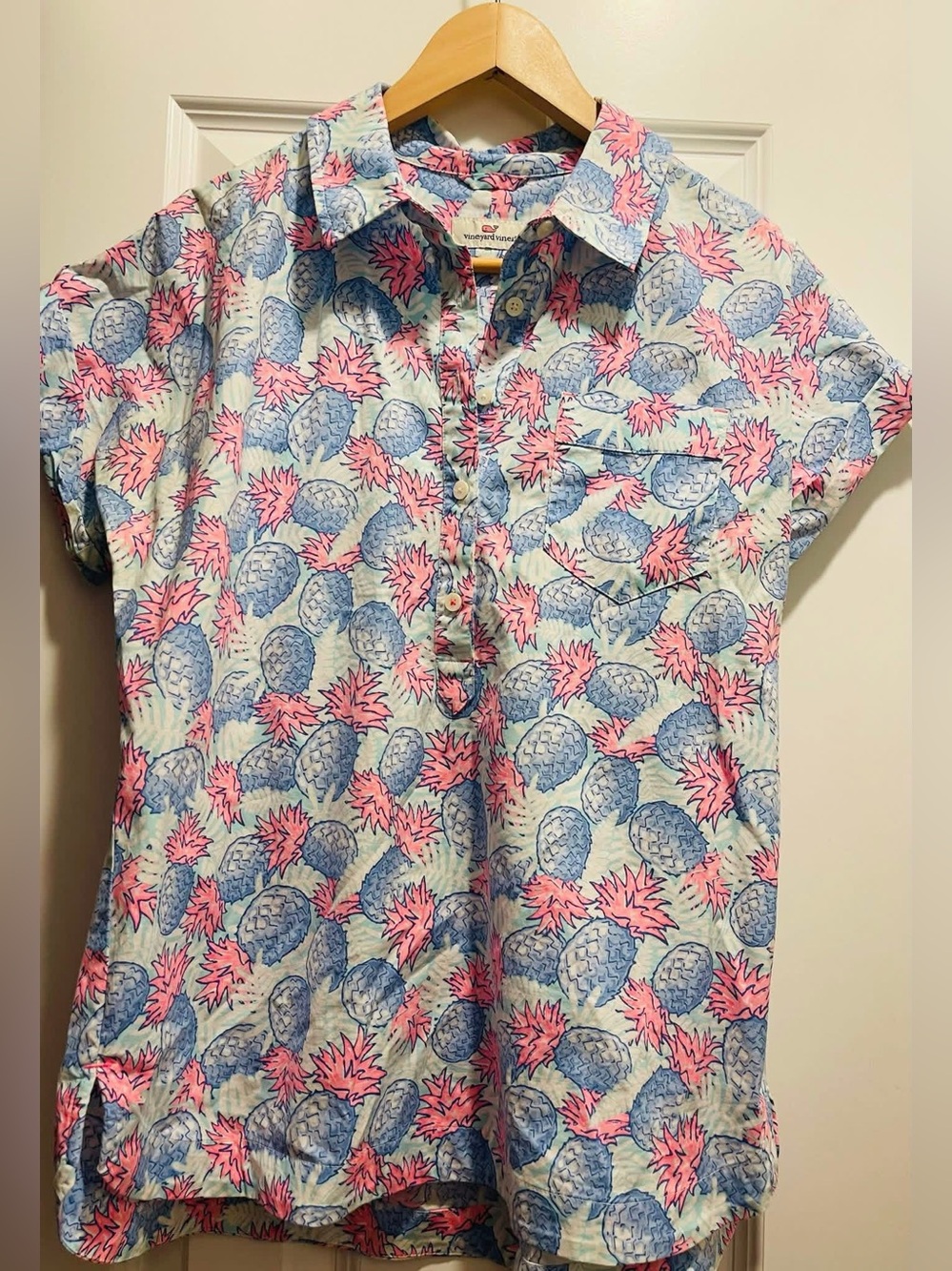Women’s Vineyard Vines top - size 8 - pineapples